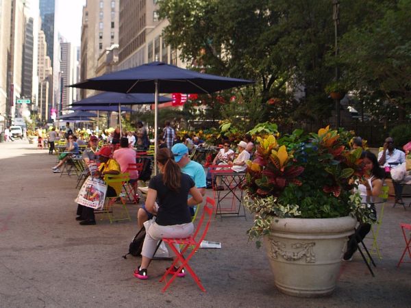 Tables and Chairs in NYC: There are many movable tables and chairs available in the parks and rest places throughout the city.
